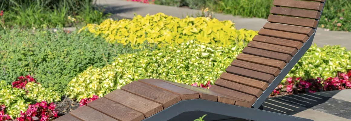 Moderne Gartenliege aus Holz